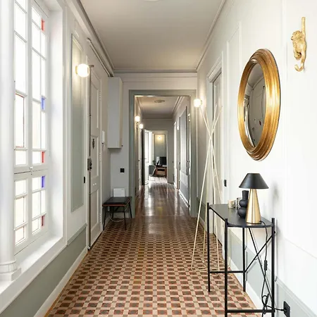 Spacious Stylish 4-bedroom Modernist