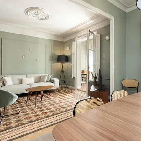 Spacious Stylish 4-bedroom Modernist *