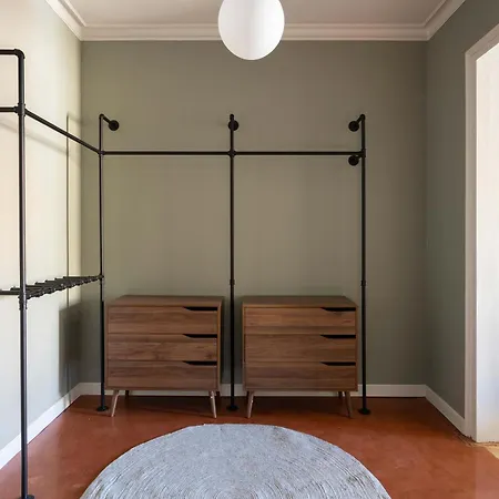 Spacious Stylish 4-bedroom Modernist 아파트