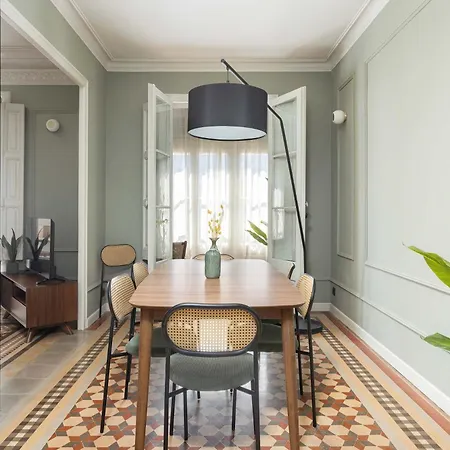 Spacious Stylish 4-bedroom Modernist 아파트 *