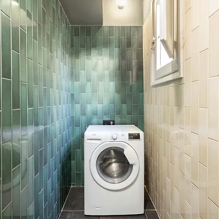 Spacious Stylish 4-bedroom Modernist