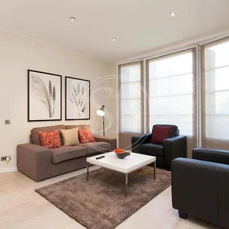Familiar En Avenida Gaudi Apartamento