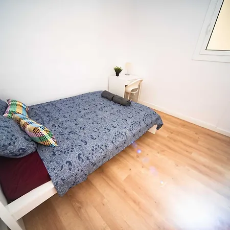 - Eixample Hostel