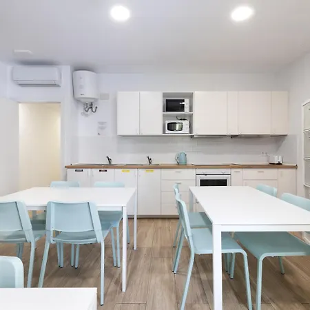 Hostel Laresibcn Minimum 31 Nights Barcelona