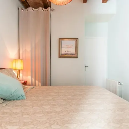 Explore Center From An Elegant Urban Retreat Apartment *