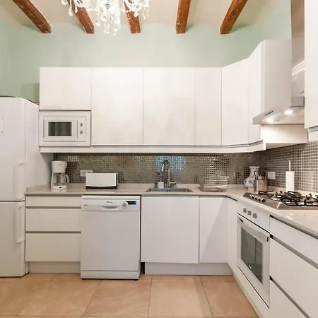 Explore Center From An Elegant Urban Retreat Apartment *
