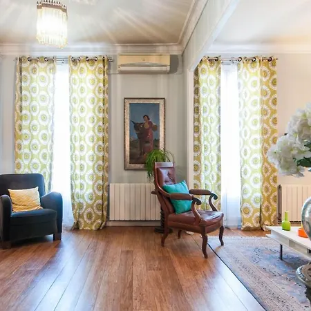 Explore Center From An Elegant Urban Retreat Apartment *