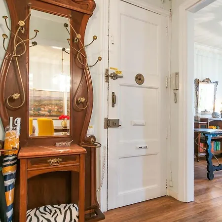 Explore Center From An Elegant Urban Retreat Apartment *