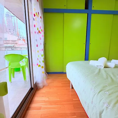 Apartment Stunning Flat For 5 People With Breakfast Included With Sagrada Familia Church View
