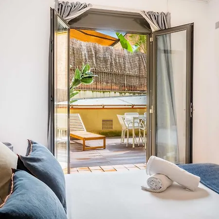Pl Universitat Comfortable 3bd With Private Patio Lägenhet