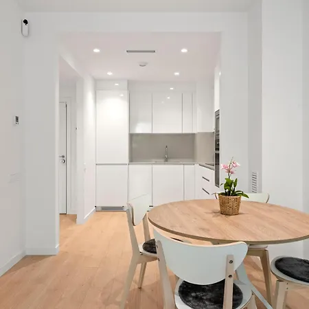 Modern Oasis 1br With Rooftop Pools & Parking