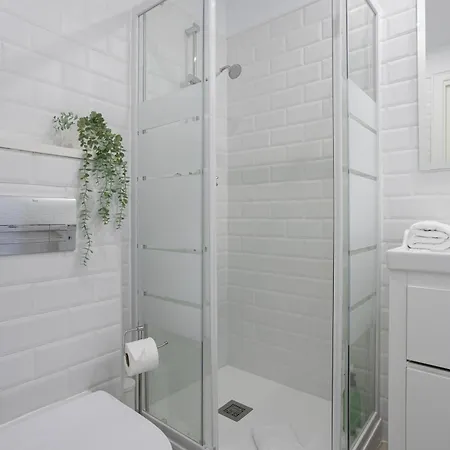Bright & Stylish Flat In Trendy Grcia ברצלונה