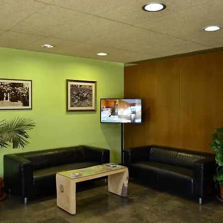 Residencia Salesiana Marti-codolar بيت ضيافة 2*