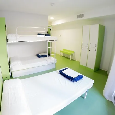 Sant Jordi Sagrada Familia Hostel *