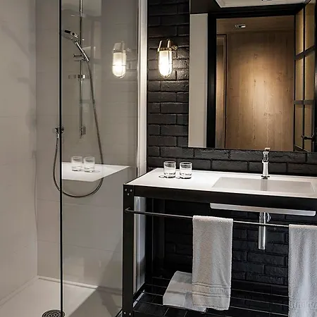 The Corner 4*