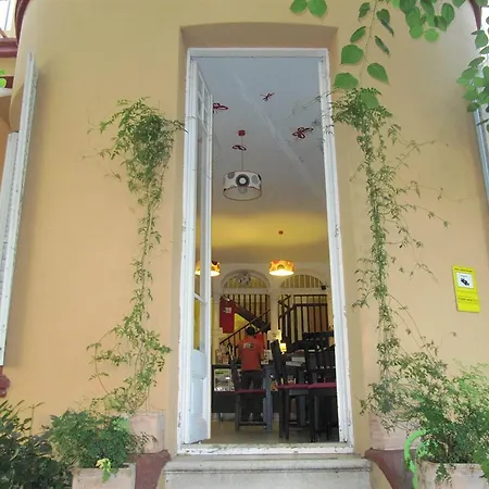 Garden House By Feetup Hostal