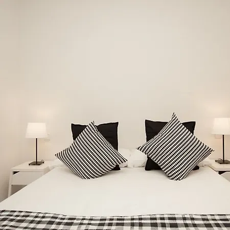 Rent Diagonal-aribau 3* Barcelona
