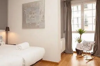 Rent Diagonal-aribau 3* Barcelona