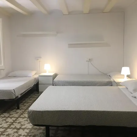 巴塞罗那四方旅馆 *