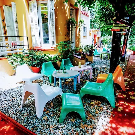Garden House By Feetup Hostal