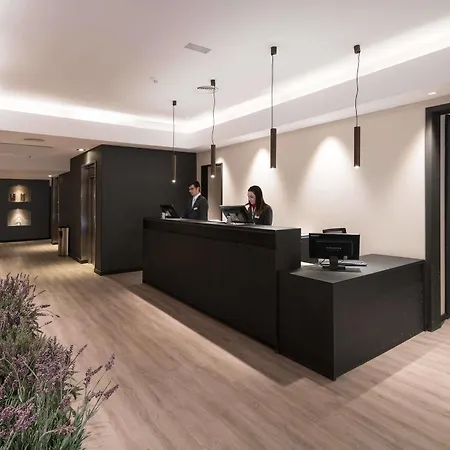 Catalonia Born Otel