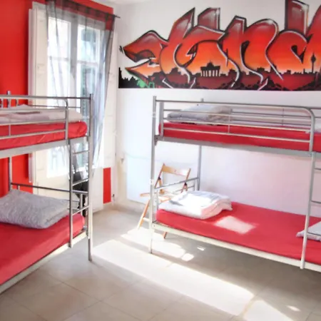No Limit Graffiti Hostel *