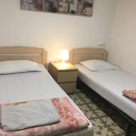 巴塞罗那四方旅馆 *