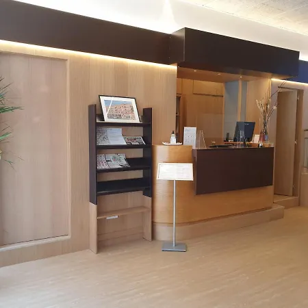 埃斯普卢加斯酒店 2*