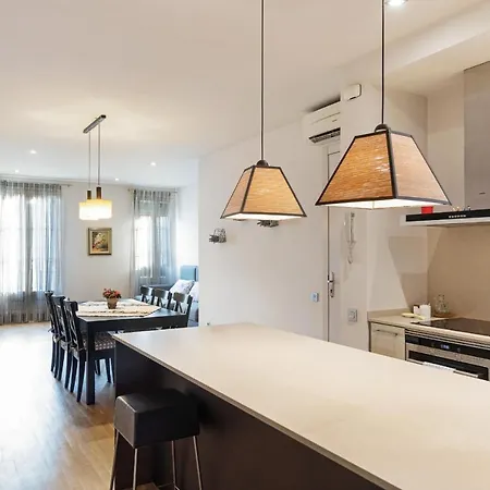 Amazing 2 Bed Apt, Sleeps 6 Nr Eixample Lägenhet *