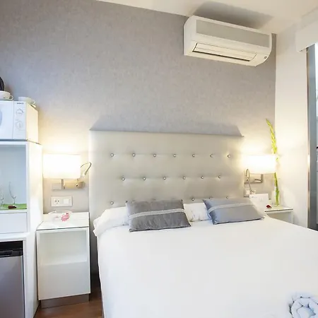Triple With Private Bathroom In Gothic Maison d'hôtes 2*