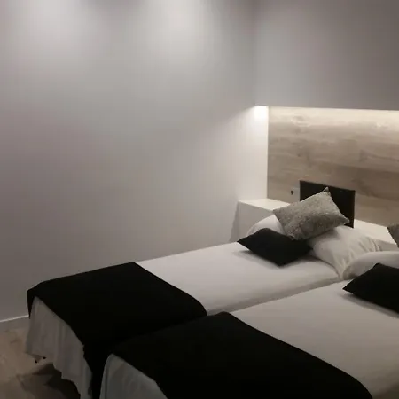 Travessera 2* Βαρκελώνη