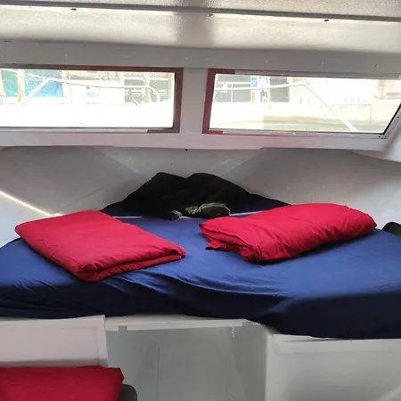 Nice Boat To Sleep In & Parking *