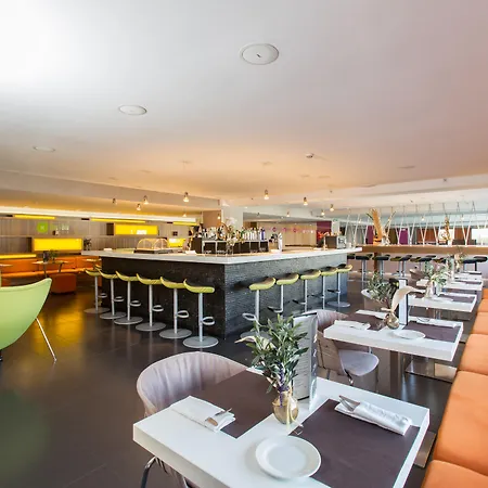 Moxy 4*