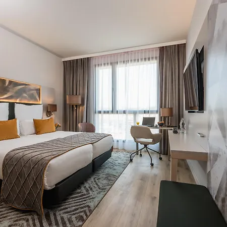 Hotel Leonardo Royal Fira 4*
