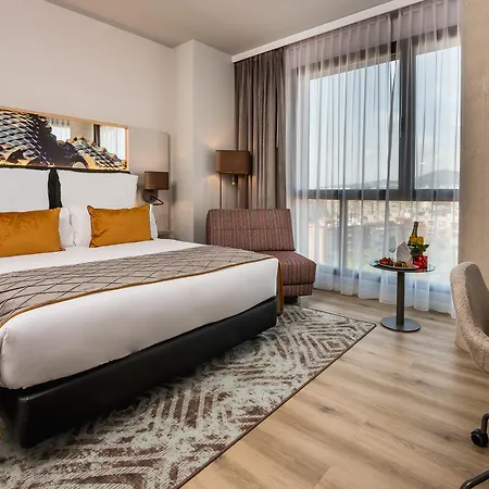 Leonardo Royal Fira 4*