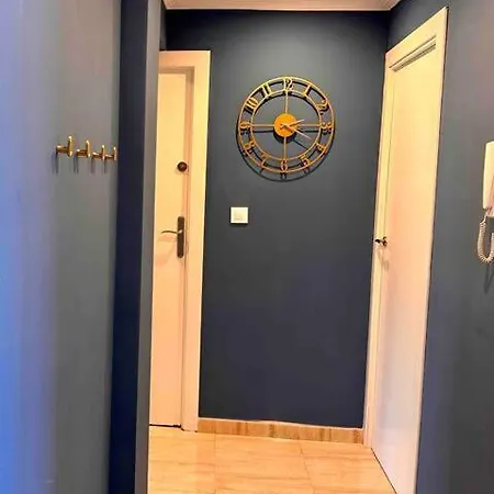 8 Min Walk To The & 10 Min Walk To Convention Centre ! Barcelona