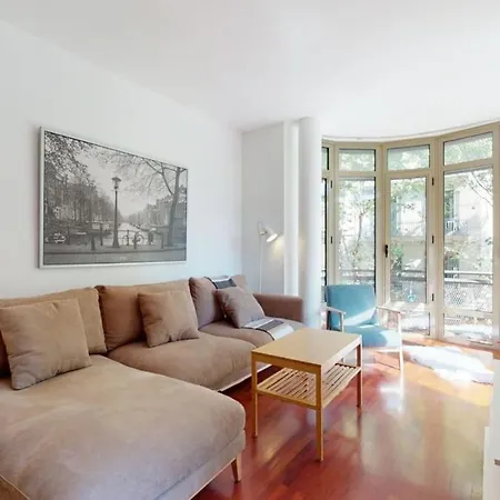 Modern And Bright Three-bedroom In Eixample Daire Barselona
