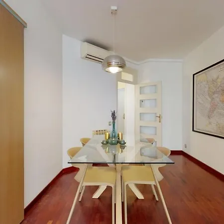 Modern And Bright Three-bedroom In Eixample Daire *