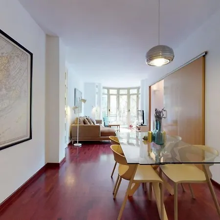 Daire Modern And Bright Three-bedroom In Eixample *