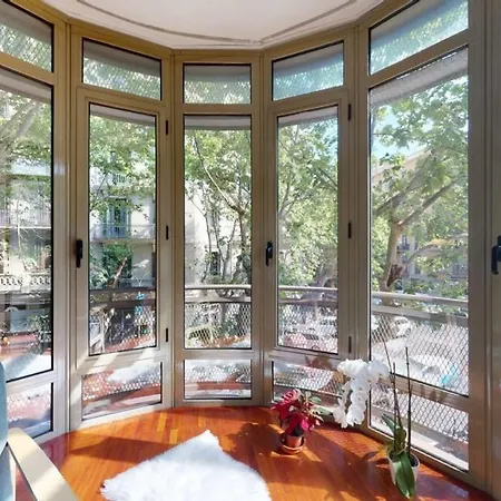 Modern And Bright Three-bedroom In Eixample Daire