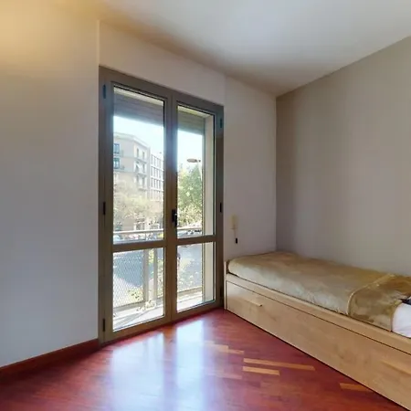 Modern And Bright Three-bedroom In Eixample Barselona