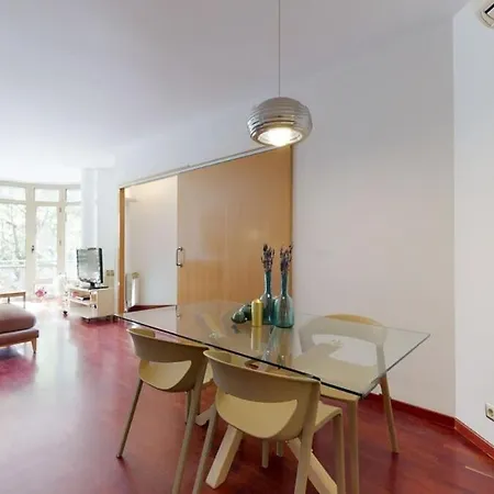 Daire Modern And Bright Three-bedroom In Eixample Barselona