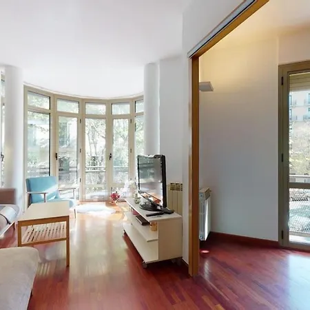 Modern And Bright Three-bedroom In Eixample * Barselona