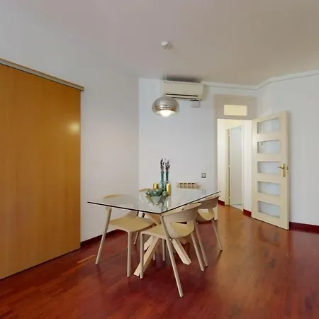 Modern And Bright Three-bedroom In Eixample * Barselona