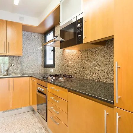 My Space Emirates - Spacious Near The Center Appartamento Barcellona