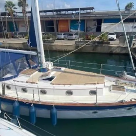 Πλωτό κατάλυμα Vintage And Cozy Sailing Boat In *