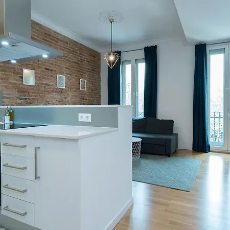Bright And Cozy Flat In The Heart Of The Lägenhet