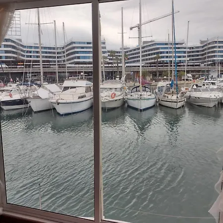 Floating White House Hotel en barco