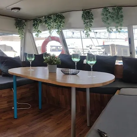 Floating White House Hotel en barco