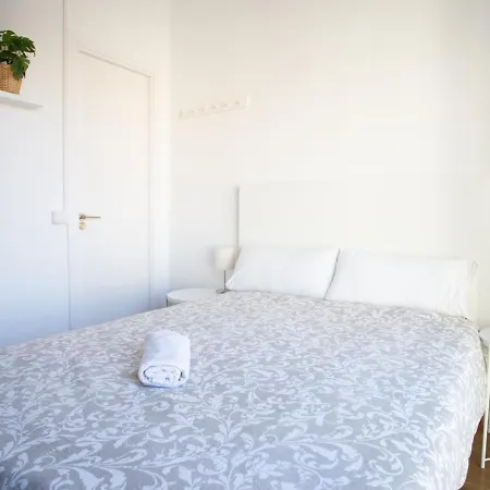 Private Near Las Ramblas Хостел *